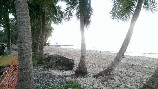日本JICA礁石海岸養護計畫選定以Funafuti傳統集會所後方潟湖側海岸為示範區，長度約200公尺，寬度約6公尺，自斐濟運來礫石，以堆疊礫石自然工法保護海岸減少侵蝕。本計畫預計於2015年12月底完成。