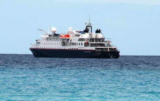 從Samoa出發之郵輪Silver Discoverer號本(11月23)日上午抵吐京，搭載歐美遊客約120餘人來吐京觀光。郵輪於中午離開，續開往吐瓦魯北方Nanumea外島參訪。