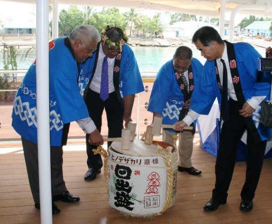 日本捐贈吐瓦魯新運輸船NivagaIII本(9)日在吐京潟湖內進行試航，日本大使邀請吐國總督、代總理及交通部長在船上一同進行日本傳統槌破酒樽祈福儀式