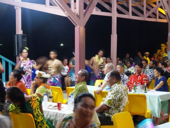 萬大使(相片右方中央著紅襯衫者)夫婦受邀參加太平洋島國論壇漁業局局長Mr. James Movick主持之晚宴，慶祝漁業論壇委員會特別會議在吐瓦魯召開。