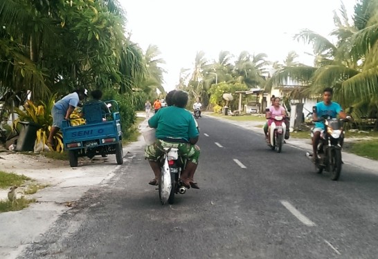 吐瓦魯海域富藏鮪魚，本地人自行捕魚或向他人購買後，常將鮪魚掛在機車後帶回家。