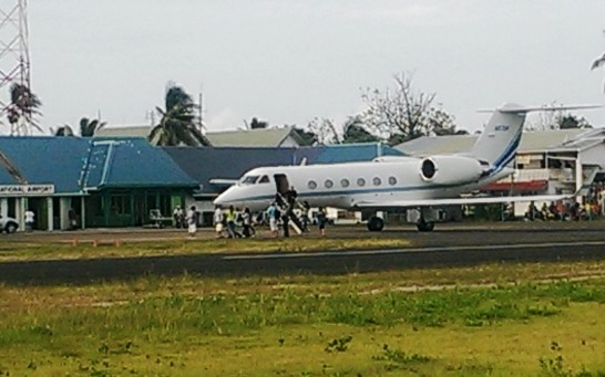 吐瓦魯因跑道短，不適合噴射飛機降落。本日傍晚一架罕見之俄羅斯私人小型噴射飛機降落吐國加油，約10餘名乘客下機過夜，隔日早晨即飛離。