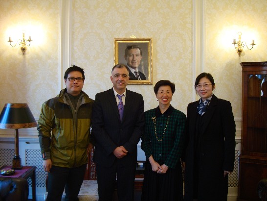 Imperial College London Institute of Biomedical Engineering director Chris Toumazou （second from the left）exchages opinions regarding mutual biomedical cooperation with Representative Chang at the TRO March 7.