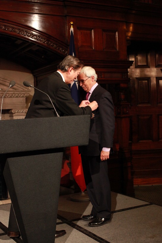 Ambassador Shen, on behalf of the ROC Government, confers the Friendship Medal of Diplomacy to Prof. Robert Ash, Director of Taiwan Study Center, School of Oriental and African Studies, University of London. 