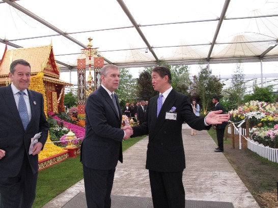 英安德魯王子於5月21日參觀雀兒喜花展，沈代表於我蘭花展場迎接王子。