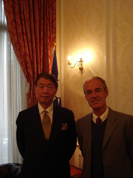 Ambassador Shen hands over to BirdLife Chief Executive Dr Marco Lambertini the 2012 contribution from the Forestry Bureau of Council of Agriculture(R.O.C) April 18, 2013 to three top priority BirdLife conservation projects in Madagascar, Cambodia and Sao Tome.