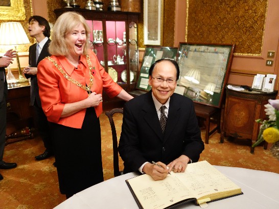 Representative Liu, along with TRO officials, promote trade links in Bath from November 6 to 7, 2014. The Mayor of Bath Cherry Beath warmly greets Representative Liu at Bath City Hall.