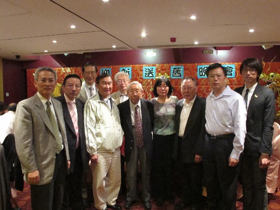 倫敦僑界溫馨接送新舊僑務人員