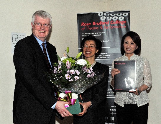 本處張代表歡迎明華園團長孫翠鳳赴倫敦知名戲劇學校Rose Bruford College進行文化交流示範演出。 (Photo courtesy of Richard Mildenhall) 