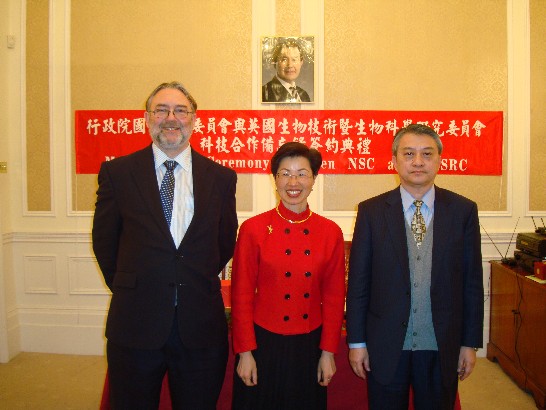 行政院國家科學委員會(國科會)與英國生物技術暨生物科學研究委員會(BBSRC)於今(25)日假我國駐英代表處簽署合作備忘錄，雙方將針對「糧食安全」、「生質能源暨工業生物科技」以及「基礎健康生物科學」等三大領域進行交流。