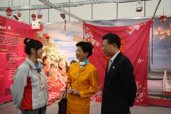 張代表與此次參加2011世界技能競賽CNC車床國手杜姿玲小姐（左）交談，右立者為代表團團長勞委會職訓局局長林三貴。