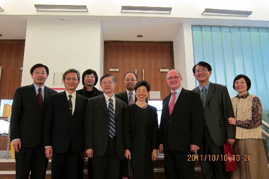 張代表於10月10日出席台英中醫研就言討會與會來賓合影，右立者為西敏大學副校長Professor Petts合影，左立者為長庚大學附設醫院副院長張恆鴻。