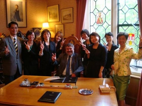 「100年青年大使訪團」與貝佛德市長Dave Hodgson（中）、駐英代表張小月（右一）於市長辦公室合影留念