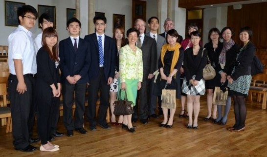 張代表小月（中）率「100年青年大使訪團」參訪Bedford School，並與台灣留學生茶敘及座談，英國國會下議員Richard Fuller（中右）全程陪同