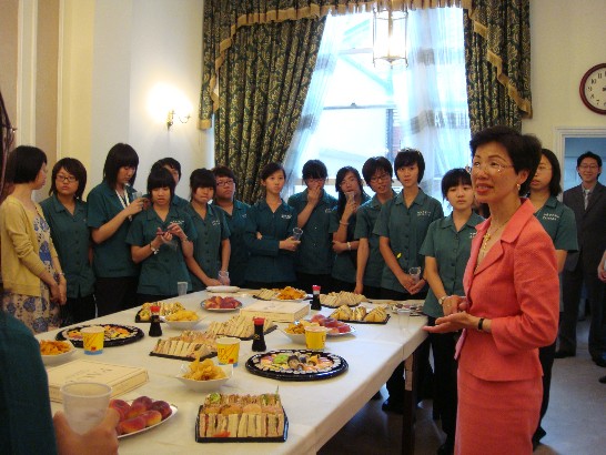 國立台中女中語文資優班師生6月27日拜會駐英張代表。