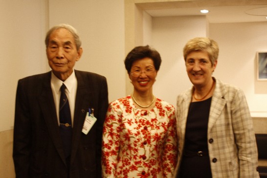 張代表與我書法家趙募鶴老師（左）及大英圖書館館長Dame Lynne Brindley（右）合影