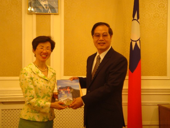 張代表與南投縣李縣長朝卿合影留線。