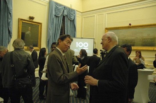 沈代表與「倫敦電影節」亞洲電影選片人湯尼‧萊恩斯(Tony Rayns)先生討論台、英電影。