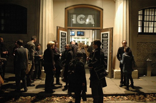 國片10+10於「倫敦電影節」放映，觀眾一直排到「當代藝術學院」外等候入場。