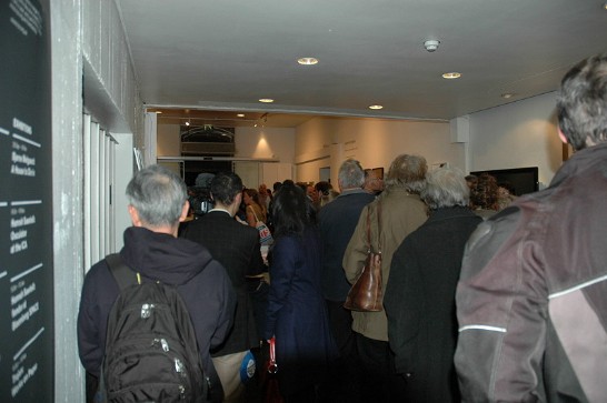 國片10+10於「倫敦電影節」放映，觀眾在倫敦「當代藝術學院」排隊等候入場。