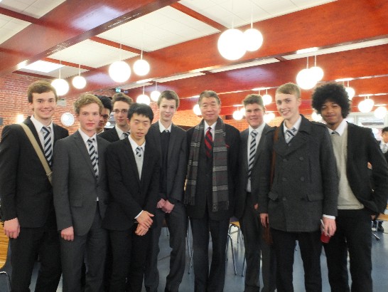 沈大使於本（101）年11月19日應邀赴Reading School向師生發表近代外交條約史發展之專題演講，會後與該校學生合照留影。