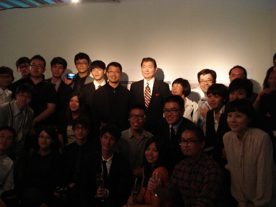 沈代表於6月28日出席「2012 國際建築暨設計展示會」（IADS）預展，為參展學生打氣加油，並預祝奪得佳績。