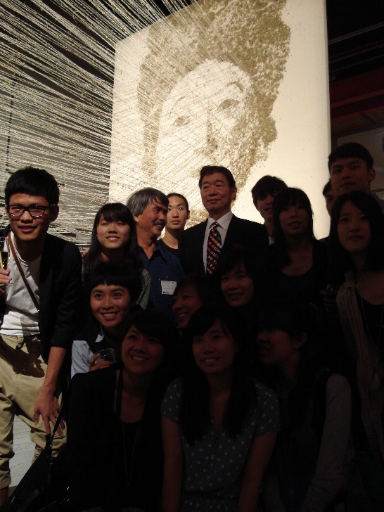 沈代表於6月28日出席「2012 國際建築暨設計展示會」（IADS）預展，為參展學生打氣加油，並預祝奪得佳績。