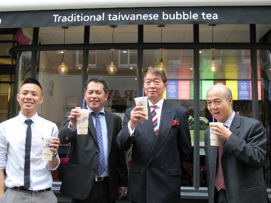 沈代表於7月20日在倫敦蘇活區參加由台商投資之飲茶店剪綵儀式，並於現場推廣臺灣軟實力及飲茶文化。