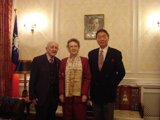 曾參與仁安羌之役、高齡94歲的英國退伍陸軍上尉費茲派垂克（Gerald Fitzpatrick）夫婦於本（14）日拜會中華民國駐英代表沈呂巡。