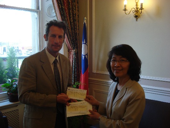 許公使芬娟於102年4月24日會晤英國「生而自由基金會（The BornFree Foundation）」專案部門主管尼可拉斯（Aaron Nicholas），轉致行政院農委會林務局對該組織及英國牛津大學動物學系101年度捐助款兩筆共1萬6千美元。許公使說明我經貿實力，及近年在環保、綠能、生態保育之努力，及介紹馬總統「非洲一盞燈」計畫，讓在非洲工作20餘年的尼可拉斯十分敬佩，並願助我提昇國際地位。