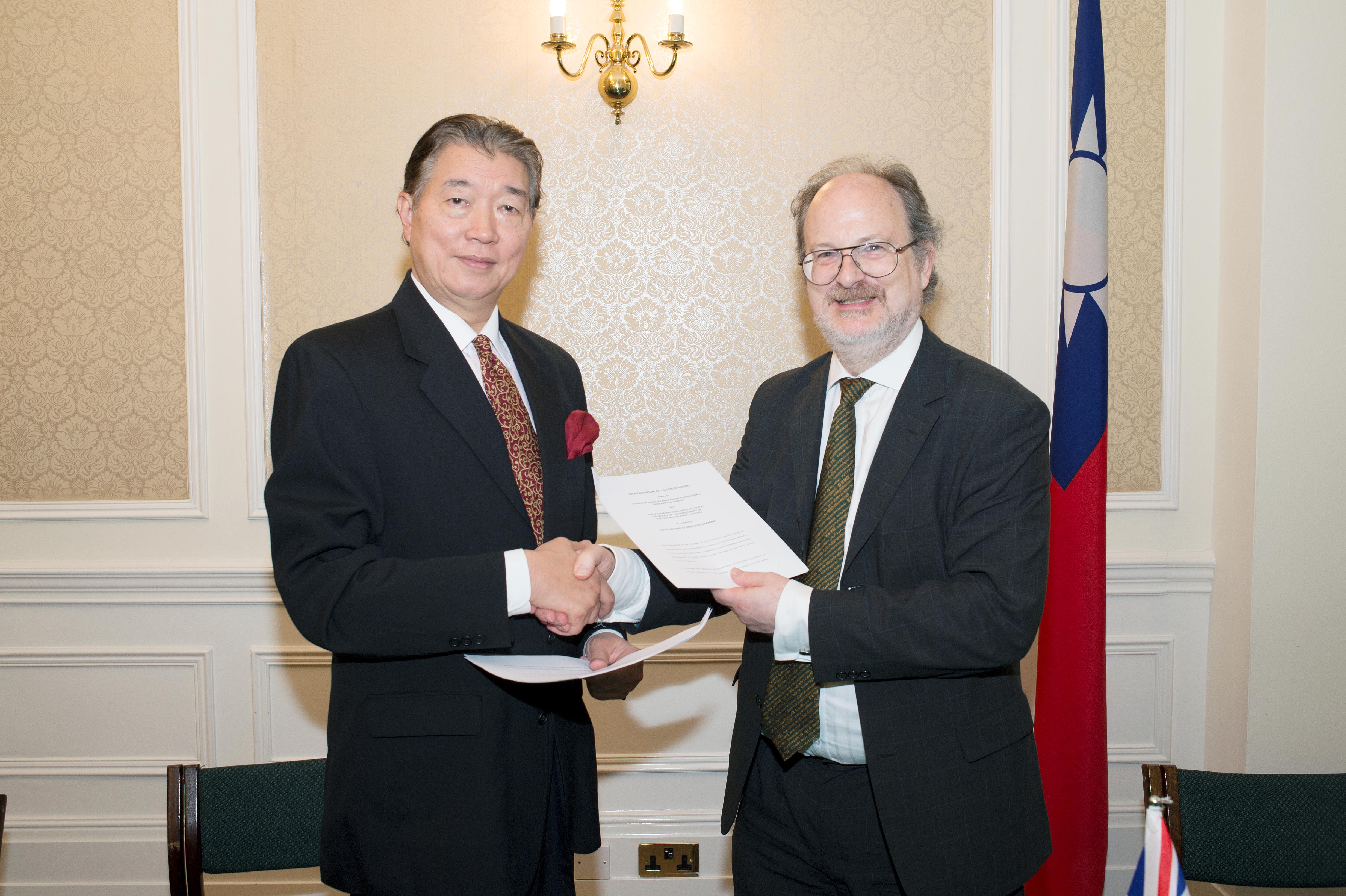 中華民國駐英代表沈呂巡代表政府於6月21日與倫敦大學亞非學院校長威普立教授(Professor Paul Webley)在駐英代表處共同簽署「倫敦大學亞非學院（SOAS）台灣研究2012~2015合作瞭解備忘錄」暨「台灣文化光點計畫合作備忘錄」。