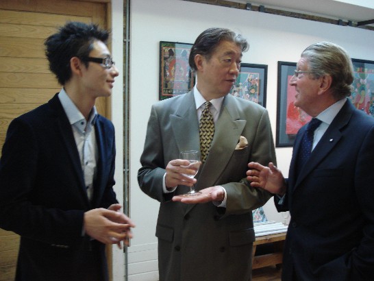 中華民國駐英代表沈呂巡本(7)月11日參加英國查爾斯王子傳統藝術學院畢業展，並與台灣藝術家侯忠穎及台英商務協會副主席Peter Kent晤談。