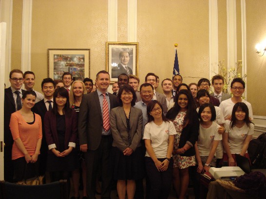 「2013年國際青年大使訪問團」於6月23日結束在英訪問行程，過程圓滿順利，期間與英國知名學府劍橋大學及倫敦政經學院師生進行座談，向英國推廣台灣的軟實力，讓英國各界更了解台灣的多元文化及民主發展。