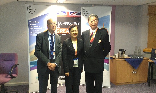 沈大使於9月17日在我智財局王美花局長、英國智慧財產局長John Alty及駐英代表處同仁等見證觀禮下，簽署台英智慧財產權合作瞭解備忘錄，簽署儀式結束後雙方合影留念。