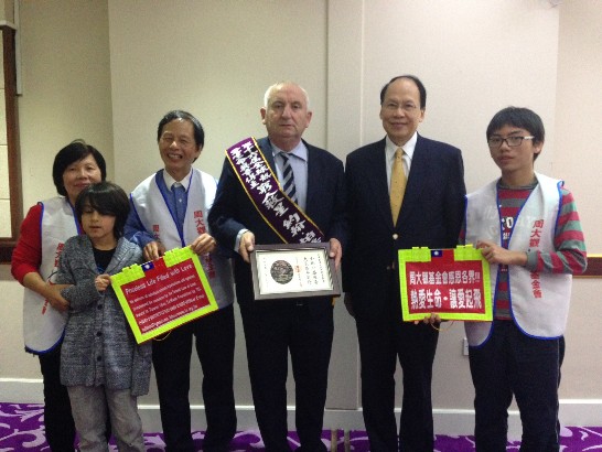 劉大使會晤到英國訪問的周大觀文教基金會代表，肯定周大觀基金會向外傳播台灣的愛心，及致力推動國際慈善交流。