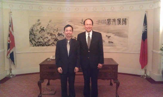 劉大使於本(103)年8月5日赴中央銀行倫敦分行拜會並與該行鄭主任文欽合影。
