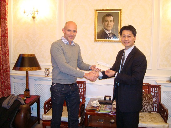 本處李組長憲章致贈「非洲保育基金會」贊助款10,000美元