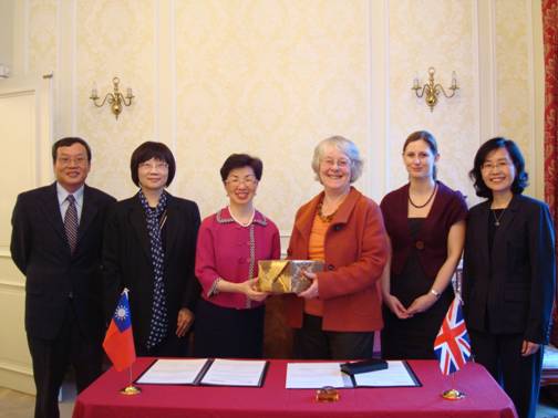 台英社會人文學院簽訂續約合作案