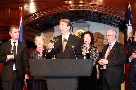 駐英國代表處舉行101年國慶酒會 冠蓋雲集