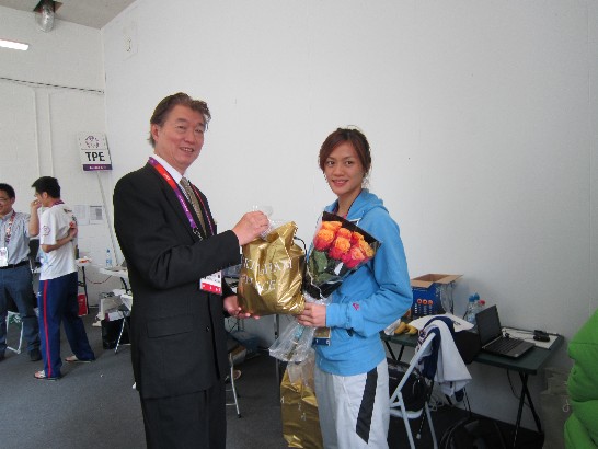 駐英沈代表恭賀曾櫟騁勇奪銅牌 為國爭光