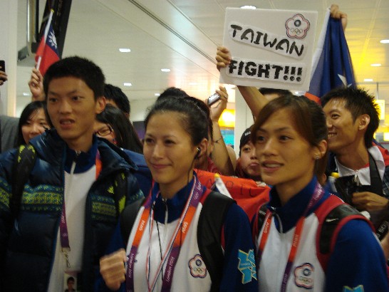 迎跆拳道隊 留學生拿國旗助威