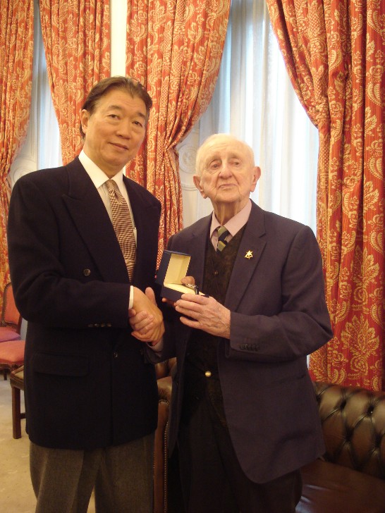 沈呂巡致送我國旗手錶 參與仁安羌之役94歲英老兵「在這面旗幟下獲救」而感動不已 駐英國台北代表處 Taipei