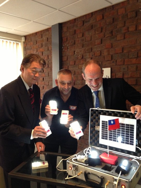 台灣科技英國發光—沈呂巡代表我政府捐贈英慈善機構太陽能燈200盞，並宣傳台灣商機