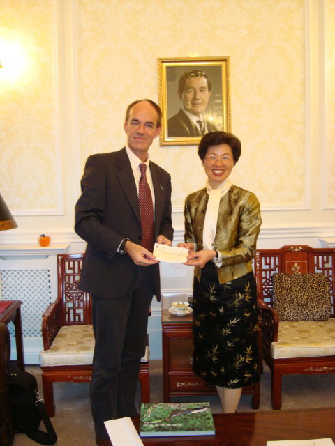 張代表會晤國際鳥盟執行長並轉致贊助款 