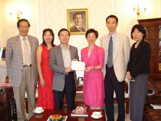 倫敦華埠商會會長前來本處送交愛心義演賑災善款