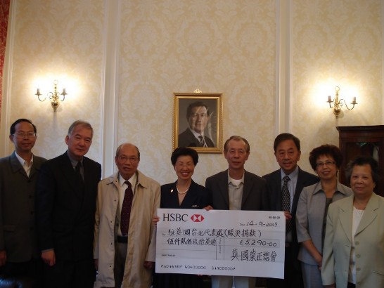 英國崇正總會將莫拉克風災捐款送請代表處轉交