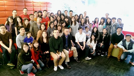 Group photograph of Director General Marc Su and Taiwanese students in Edinburgh