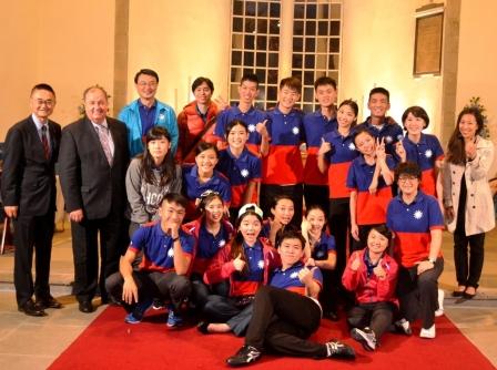 2015 Taiwan Youth Ambassadors take group photograph with Director General Su and Colin Keir, Co-chair of the Cross-Party Group for Taiwan of Scotland Parliament.