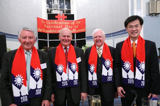 朱處長致贈致詞貴賓（Lord Steel上議員,左一,友台小組主席Ian McKee,左二,蘇格蘭最高法院大法官Lord Hardie,右二）國旗圍巾後合影