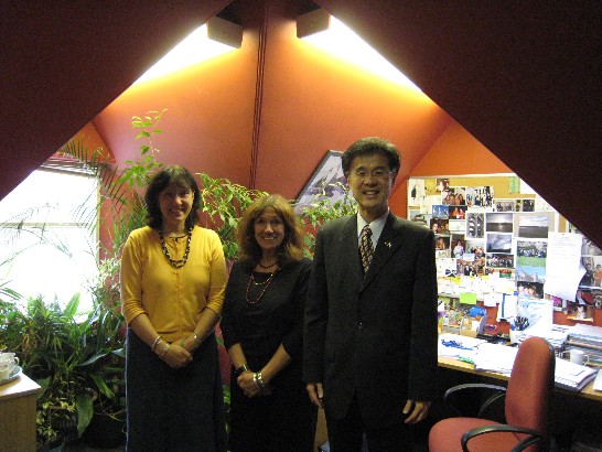 朱處長與聖安德魯大學語言中心主任Jane Magee (中)及副主任Lesley Thirkell(左)合影。